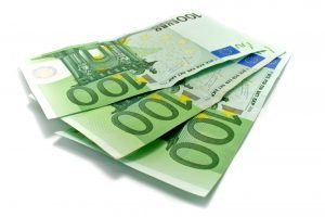 drei einhundert euro scheine